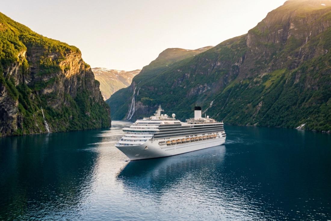 Kreuzfahrtschiff in einem norwegischen Fjord
