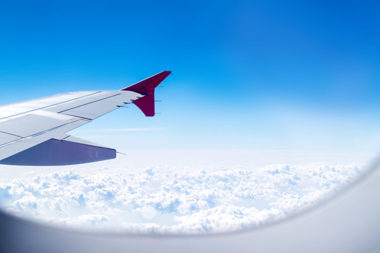 Blick aus einem Flugzeugfenster auf die Tragfläche