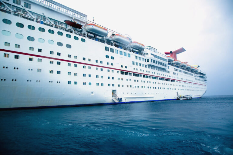 Bordwand eines Kreuzfahrtschiffes