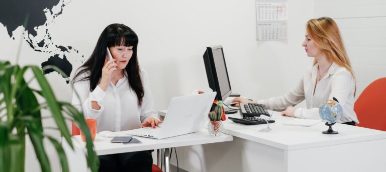 Beratung am Schreibtisch im Reisebüro
